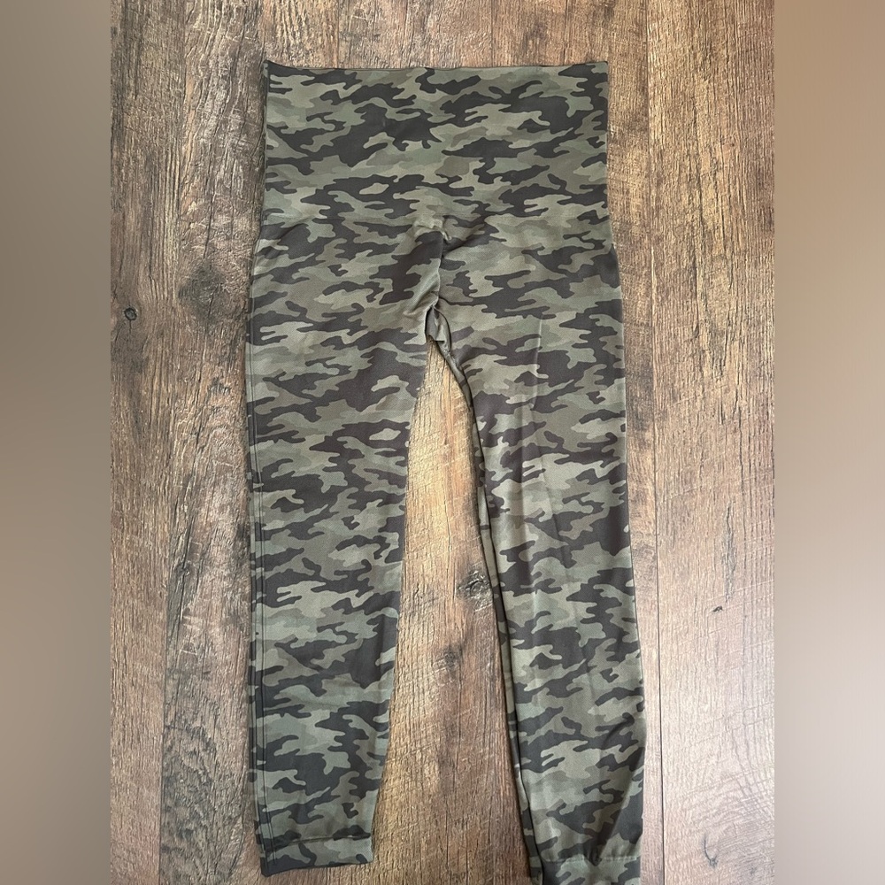 Woman’s 1X Camo SPANX Leggings Look at Me Now